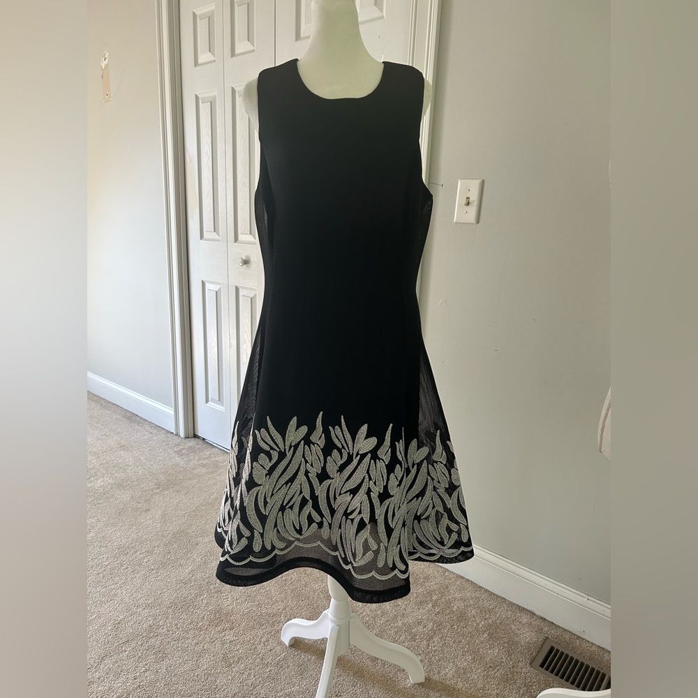 Embroidered Mesh Sleeveless Fit-and-flare Dress - Picture 3 of 11
